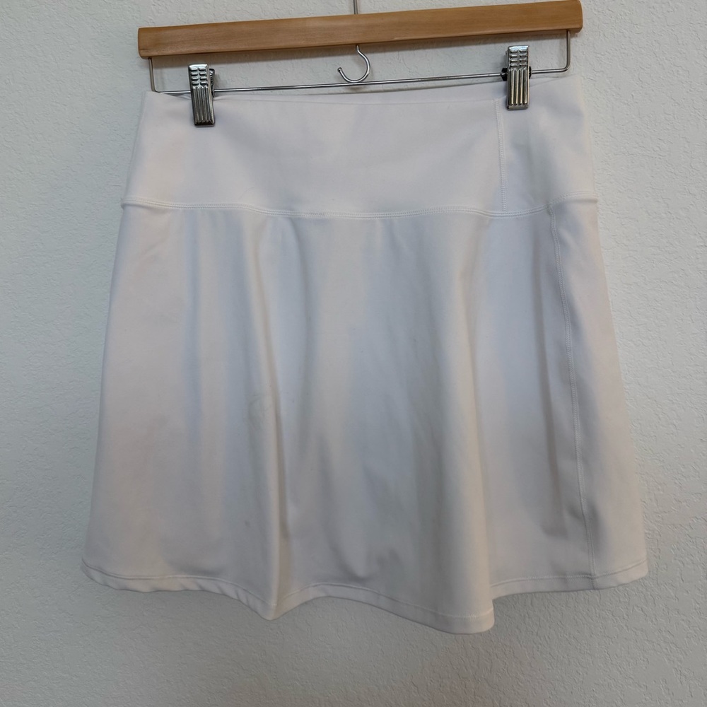 Vuori White Valley Tennis Skirt Size Medium in White - Picture 4 of 7